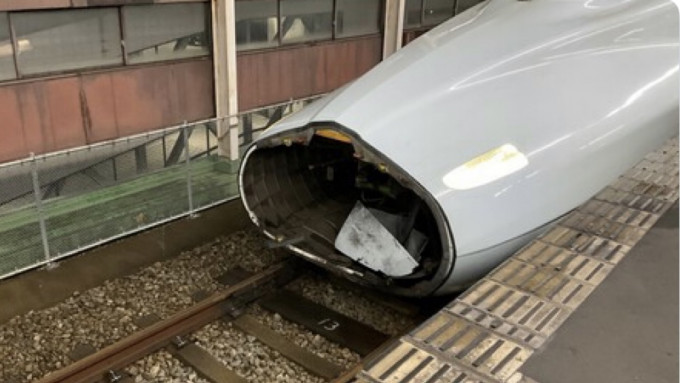 撞到人的新干线列车车头破大洞。 JR西日本