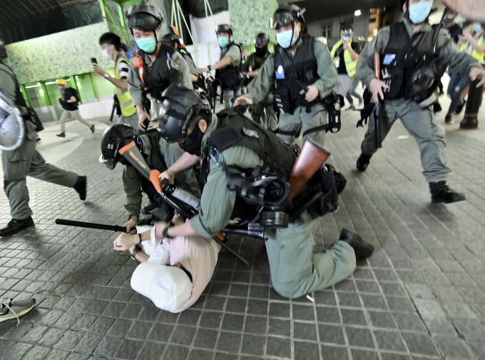 警方昨日在銅鑼灣拘捕多人。資料圖片