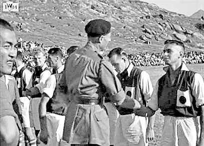 一九四五年十一月一日，金冕多對華聯的比賽開始前，駐港英軍司令菲士廷少將（Francis Festing）與雙方球員握手。左旁為當時華聯隊長李惠堂。
