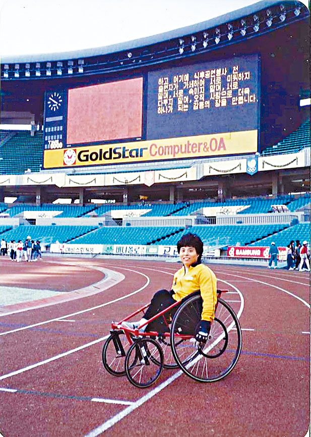 曹萍在88年参加首尔残奥田径比赛，为港队取得4×100米接力铜牌。(照片由香港残疾人奥委会暨伤残人士体育协会提供)