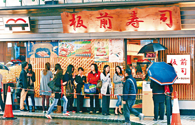被告唐智灵为连锁日本餐厅板前寿司前会计部经理。