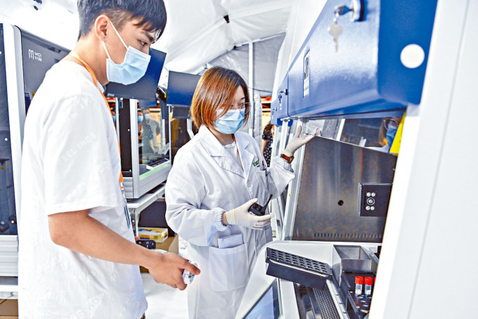 ■位于广州体育馆的「猎鹰号」气膜实验室昨天启用，加强病毒检测能力。