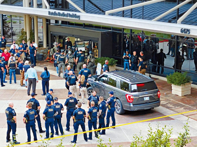 大批警员驻守纳塔莉医疗大楼外。