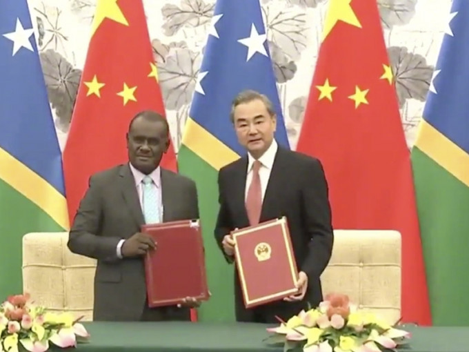 所罗门群岛外长马内列今天与中国外长王毅在北京签署建交联合公报。　网图