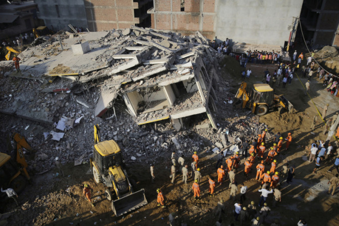 印度一栋建筑物倒塌，砸到另外一栋大楼，两栋大楼都变成废墟，目前已传出8人死亡。AP