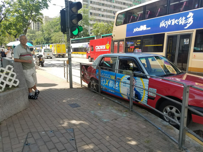 另一部的士車尾損毀。  歐陽光偉攝。