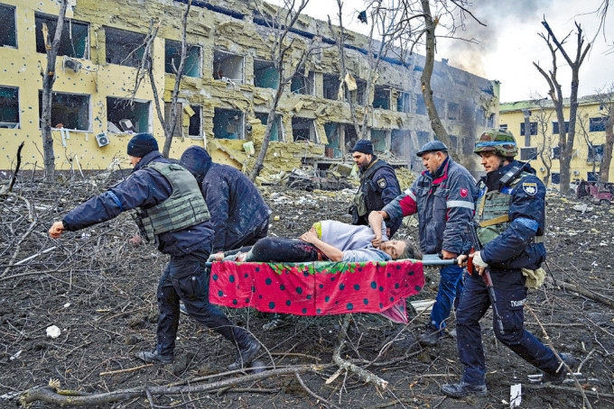 世界新聞攝影大賽「年度圖片」，拍攝烏克蘭1所婦產科醫院遭俄軍空襲，受傷孕婦被抬離現場。