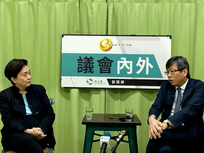 香港律師會理事林洋鋐（右）接受民主黨前主席劉慧卿（左）訪問。直播截圖