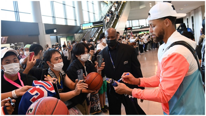 勇士抵達日本受到球迷歡迎。網上圖片