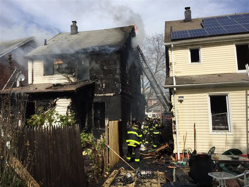 美国纽约有住宅大火，三名小童活活烧死。网上图片