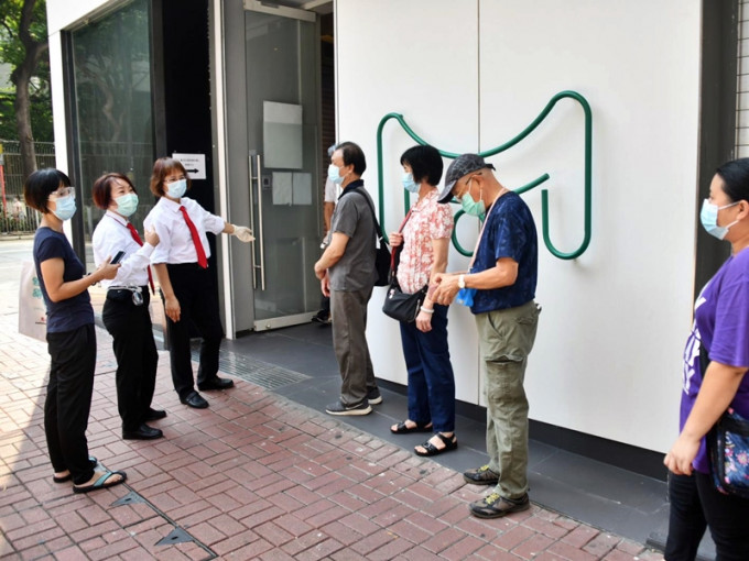 旺角麥花臣場館檢測中心外有市民排隊等候接受檢測。