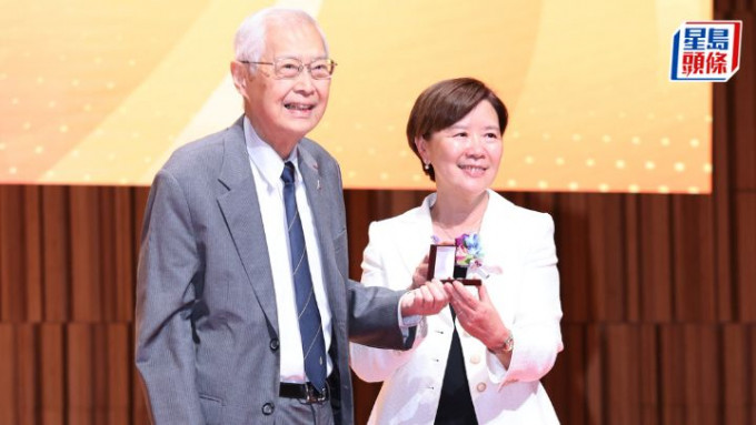 科大创校校长吴家玮教授（左）特意出席，向现任校长叶玉如教授颁发30年长期服务奖。