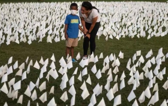 2021年9月在华盛顿国家广场举行的一次艺术家纪念活动中，每面小白旗代表一位因新冠疫情丧生的美国人。