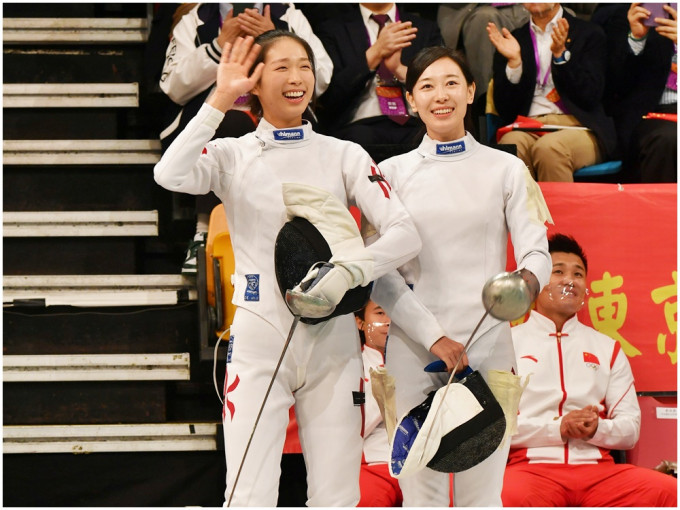 内地剑击运动员孙一文（右）和香港剑击运动员江旻憓（左）出席示范表演。