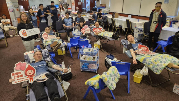 血库告急，香港医学会一众会董与医学生热烈参与「捐血日」。