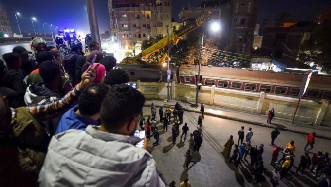 埃及火车出轨撞入月台。 REUTERS