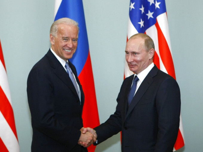 美国总统拜登（左）上任后，首次与俄罗斯总统普京（右）通电话，双方就延长新削减战略武器条约达成协议。AP图片