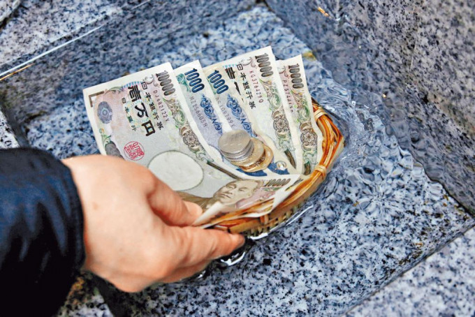 每百日圓兌港元跌至6.1關口，為20年低位。