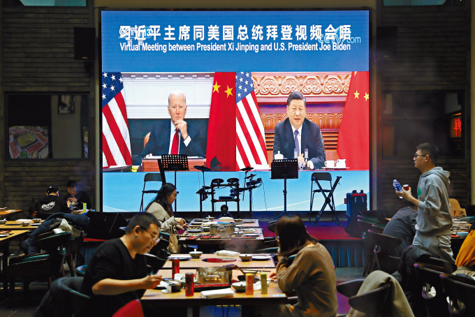 北京一家餐廳熒幕顯示中美元首視頻峰會。