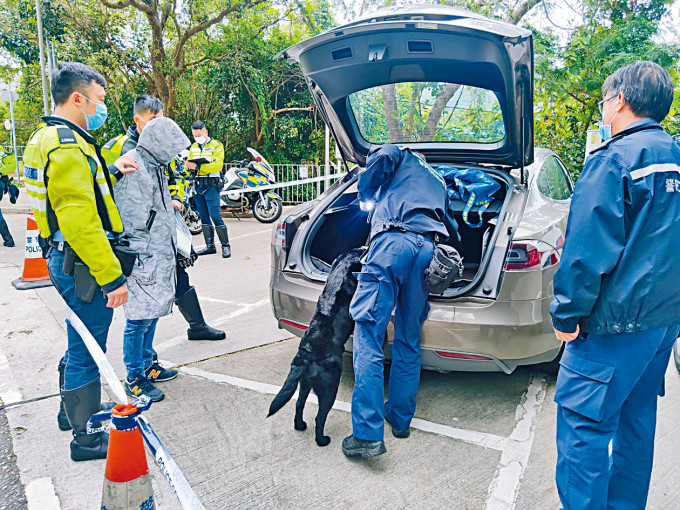 涉嫌被捕司机协助警方搜车。