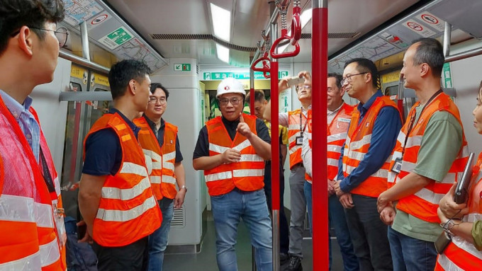 荃湾綫列车新信号系统实地测试顺利进行，港铁车务及创新总监李家润(中)亲自到场视察。港铁提供