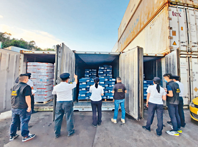 警方联同食环署在屯门龙鼓滩一个货柜场，检获总值逾五亿元怀疑走私冻肉。