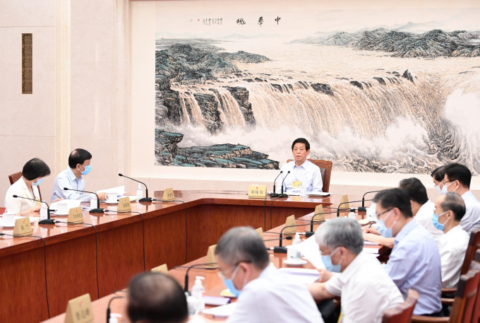 委員長栗戰書主持人大常委會會議。新華社資料圖片