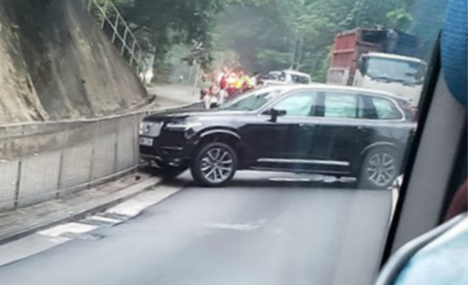 七人車失事撞欄。網民Sdu Lee Hin‎圖片