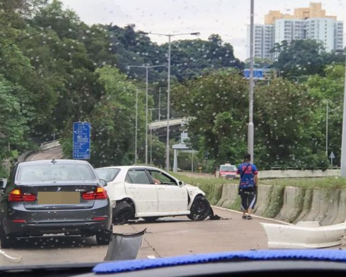 肇事白色私家車身打橫阻塞路面。網圖