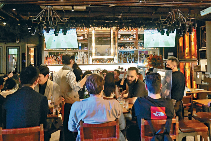 市民憑餐飲消費券在逾1100間食肆及約100間酒吧，可享即減100元的餐飲消費優惠。