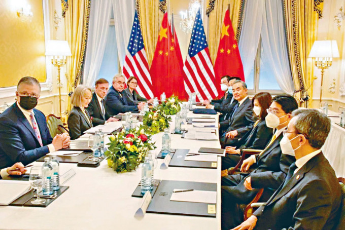中央政治局委员王毅（右四）同美国总统国家安全事务助理沙利文（左三）在维也纳进行会晤。