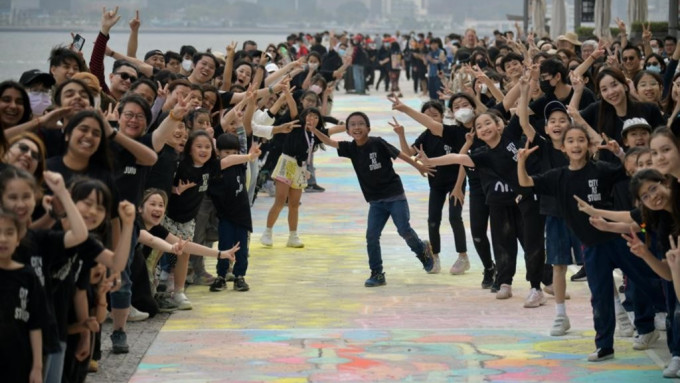 200名藝術家及學生攜手畫60米粉筆畫，打破本港最長戶外粉筆紀錄。梁譽東攝