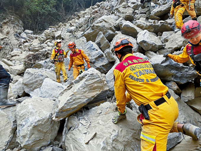 搜救人员昨晨在大石堆中发现两人遗体。