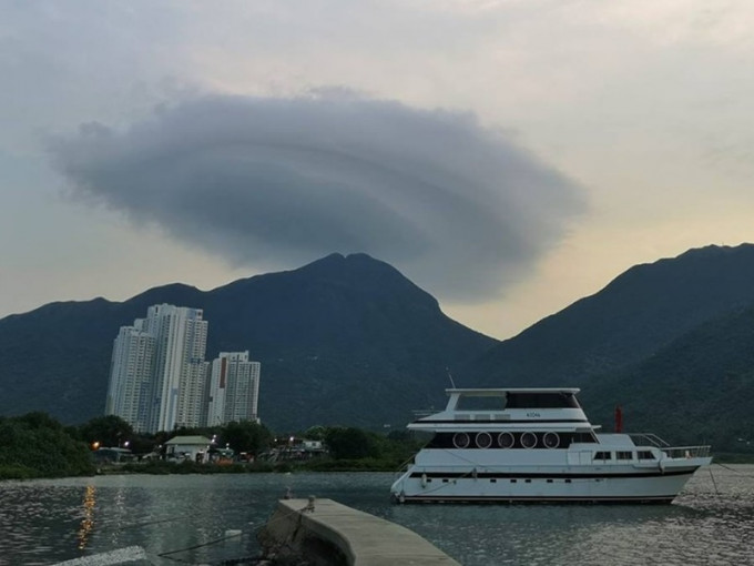 鳳凰山頂出現像UFO的雲團。網民Youngbonnie Bonnieyoung拍攝