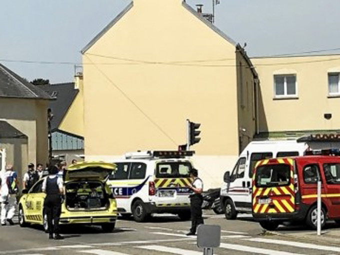 法国西北部城市布雷斯特一间清真寺发生枪击案，两人受伤，枪手自杀死亡。（网图）