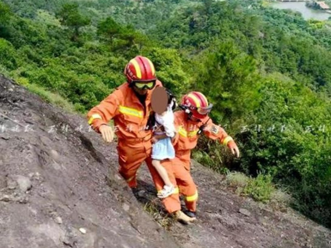 广西一名四岁女童失踪后，消防人员在一处悬边将她寻回。网图
