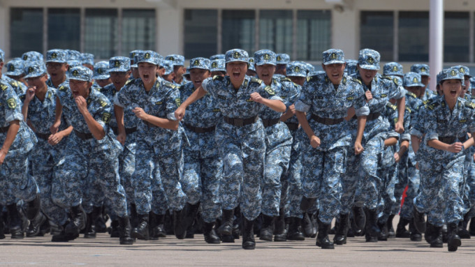 国防教育法修订草案二审，规定驻地军事机关协助高中大学实施军训。(新华社)