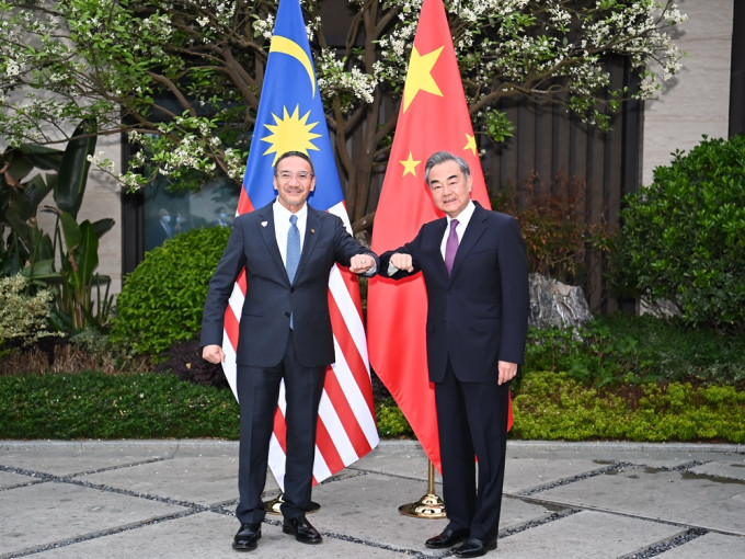 王毅（右）與馬來西亞外長希沙慕丁（左）。新華社