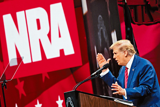 特朗普在德州举行的全国步枪协会年会上演讲。