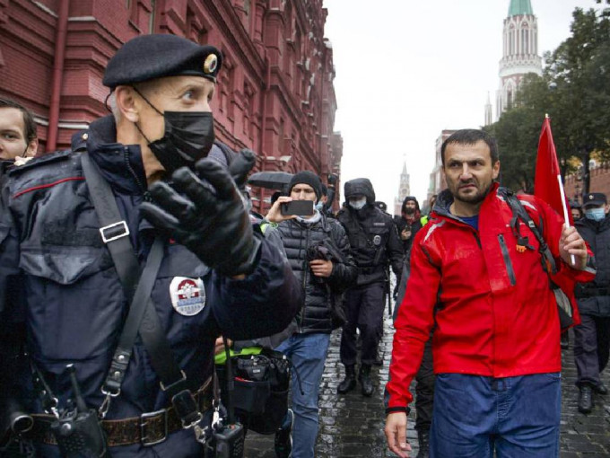 俄羅斯莫斯科逾千人示威不滿選舉，大批警員到場戒備。AP圖片