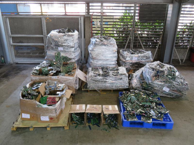 环保署四月在葵涌货柜码头阻截一宗从美国非法进口有害电子废物。