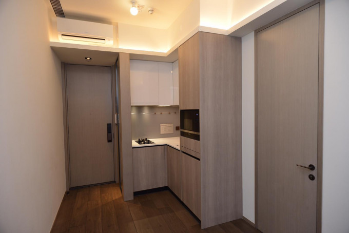 28楼B室，面积270方尺，1房间隔，开放式厨房设计。