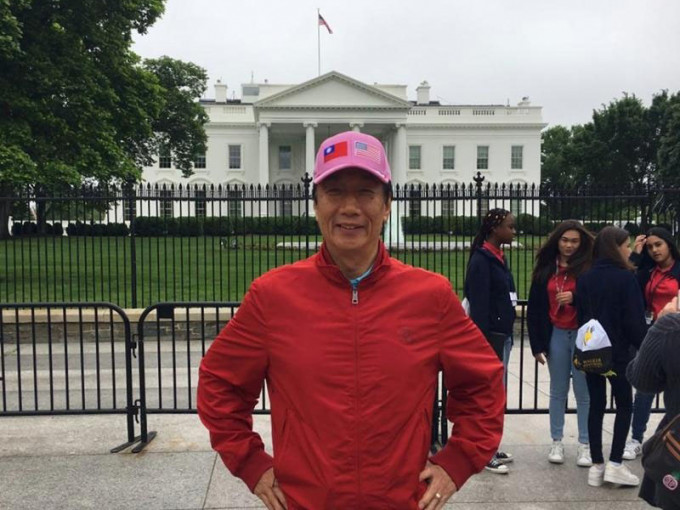 郭台铭先前戴著台美双国旗的帽子在白宫前拍照。（网图）
