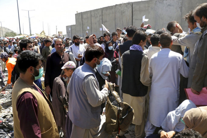 大批民眾慌忙在塔利班奪權後趕往喀布爾機場。AP圖片