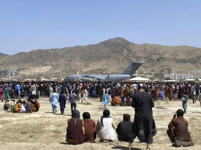 塔利班掌權後，大量阿富汗人湧入機場逃難。AP資料圖片
