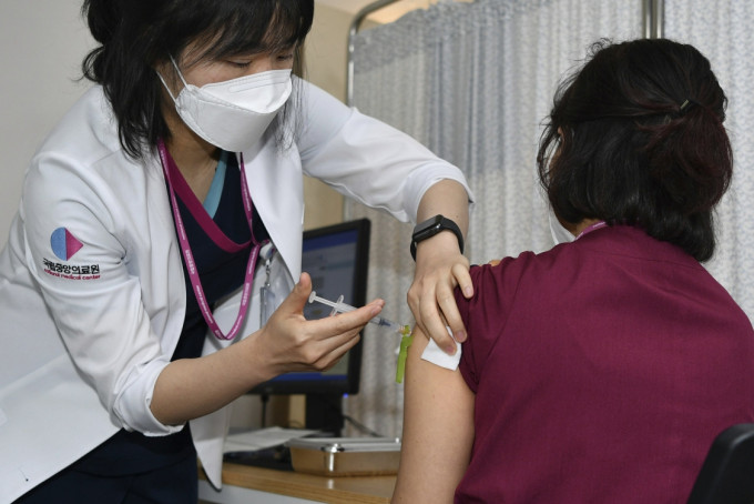 南韓接種 打針後死亡數量輝瑞高於阿斯利康。AP圖片