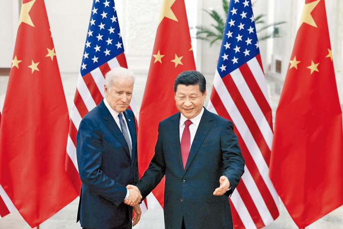 ■於2013年12月4日習近平（右）與時任美國副總統拜登在北京人民大會堂合影留念。