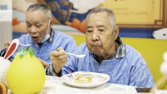 本港越來越多長者患有吞嚥障礙，糊餐、碎餐及軟餐等「照護食」的需求增加。