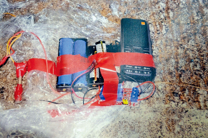 前年十二月，警方在香港华仁书院斜坡发现两个放满铁钉、以手机遥控引爆的土制炸弹。