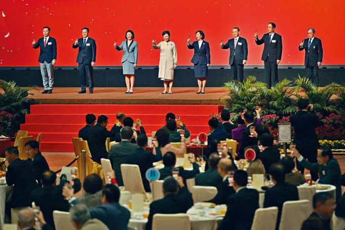 ■行政长官林郑月娥（左四）昨出席代表团欢迎晚宴。